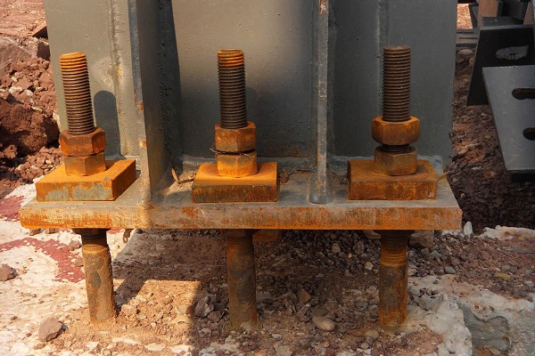 鋼結(jié)構(gòu)建筑柱腳安裝預(yù)埋件偏移了怎么辦？