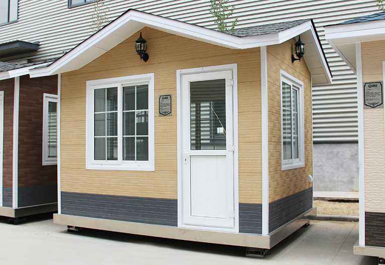 輕鋼崗?fù)? /><br /></p>&nbsp; &nbsp; 有人會認(rèn)為，<strong>輕鋼房屋</strong>的使用壽命不如傳統(tǒng)的混凝土建筑，但是，根據(jù)國外經(jīng)驗(yàn)以及實(shí)驗(yàn)數(shù)據(jù)來看，這種體系在歐美發(fā)達(dá)國家已經(jīng)成熟運(yùn)用，輕鋼住宅結(jié)構(gòu)的使用壽命是90年，使我們可以放心使用的家居住房。盛大鋼結(jié)構(gòu)利用現(xiàn)代新型的建筑材料，包括玻璃棉、歐松板、石膏板、金屬雕花板、瀝青瓦、SBS防水卷材、呼吸紙等材料，解決了該建筑體系的防水、防火、保溫、隔熱、吸引降噪等技術(shù)問題，我們對<strong>輕鋼房屋</strong>的未來前景是十分看好的。<br /><p>&nbsp; &nbsp; 山西盛大鋼結(jié)構(gòu)近期的新產(chǎn)品除了輕鋼住宅以外，還有集裝箱房屋、輕鋼崗?fù)は盗?、公共衛(wèi)生間系列產(chǎn)品，如果您對我們的新產(chǎn)品感興趣的話，可以致電我們的銷售客服熱線，我們期待您的來電。</p><p>&nbsp; &nbsp; 本文鏈接：<strong>http://m.sh-milu.com/news/0004511655.html </strong>未經(jīng)允許不得轉(zhuǎn)載。</p><p style=